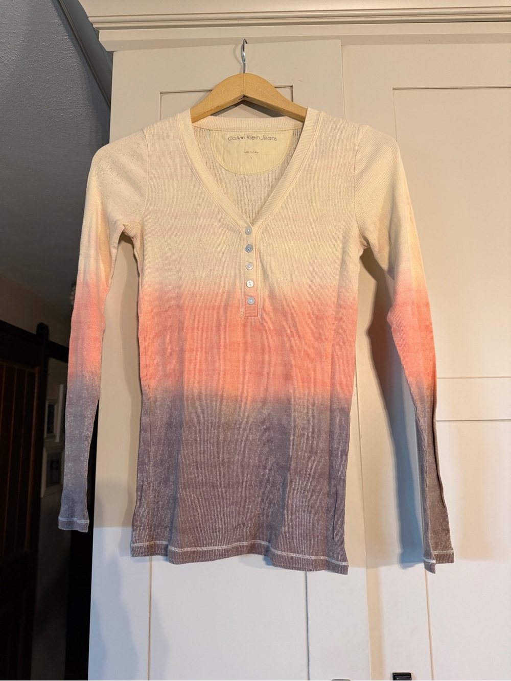 Calvin Klein Jeans long sleeve, vneck lightweight top, size S